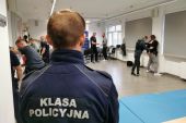 Uczniowie klas policyjnych odwiedzili Komendę Miejską Policji w Łomży